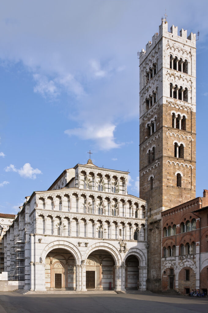 Esterno del Duomo di San Martino a Lucca con la sua facciata in marmo e il suo alto campanile