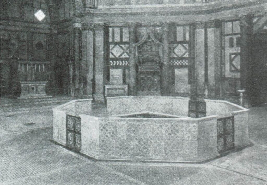  Al centro del Battistero ricostruzione del fonte battesimale eseguita nel 1921 per i festeggiamenti di Dante. All’interno del Battistero di San Giovanni ipotesi ricostruttiva del fonte battesimale seguendo un disegno di Bernardo Buontalenti