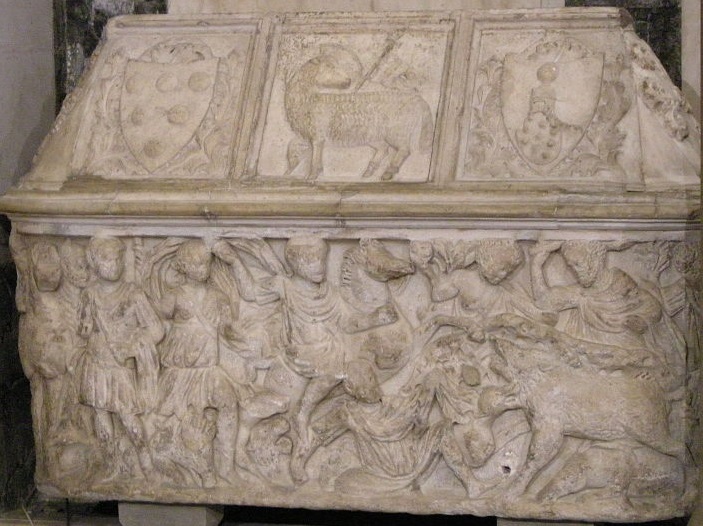 Antico sarcofago romano con coperchio medievale reimpiagato come toba di Guccio dei Medici