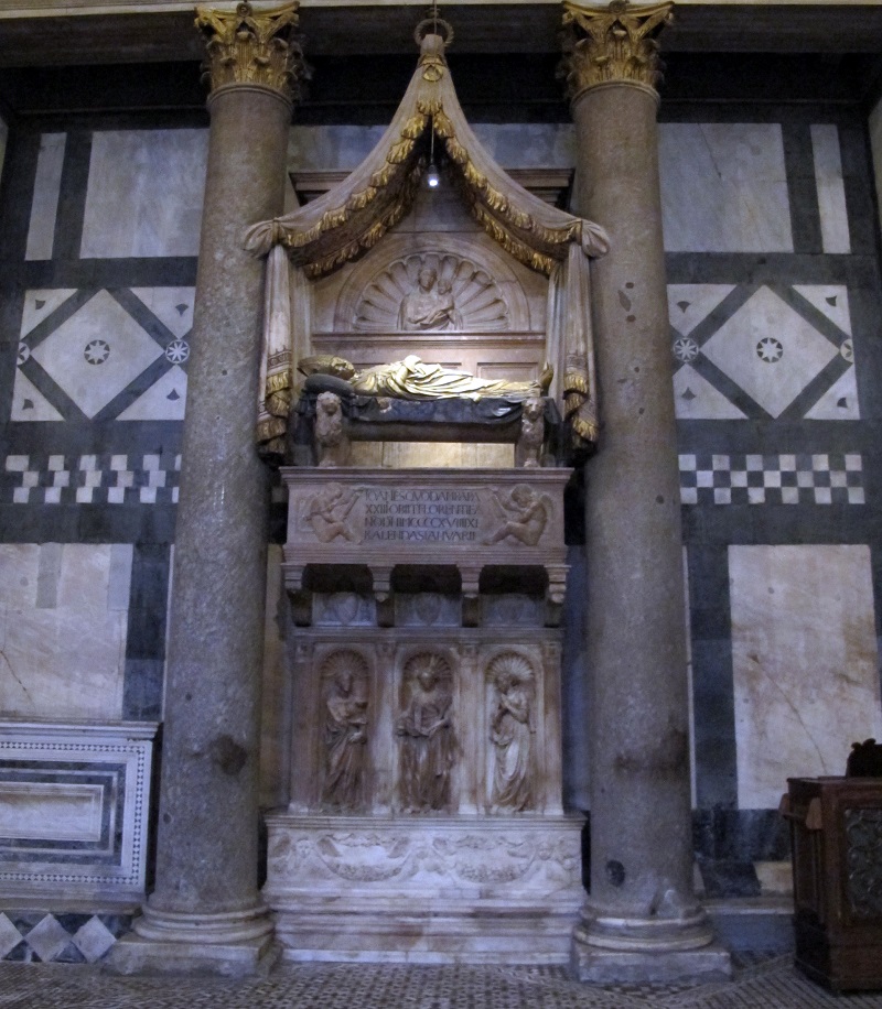 La tomba dell'antipapa Giovanni XXIII all'interno del battistero di Firenze realizzata da Donatello e Michelozzo