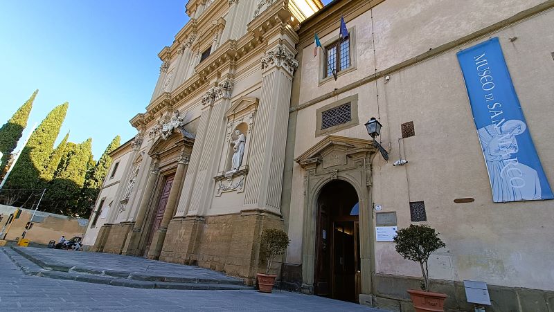 nella foto si vede l'accesso al museo di San Marco posto accanto all'ingresso dell'omonima chiesa. Dovete accedere da questa porta  per iniziare la visita