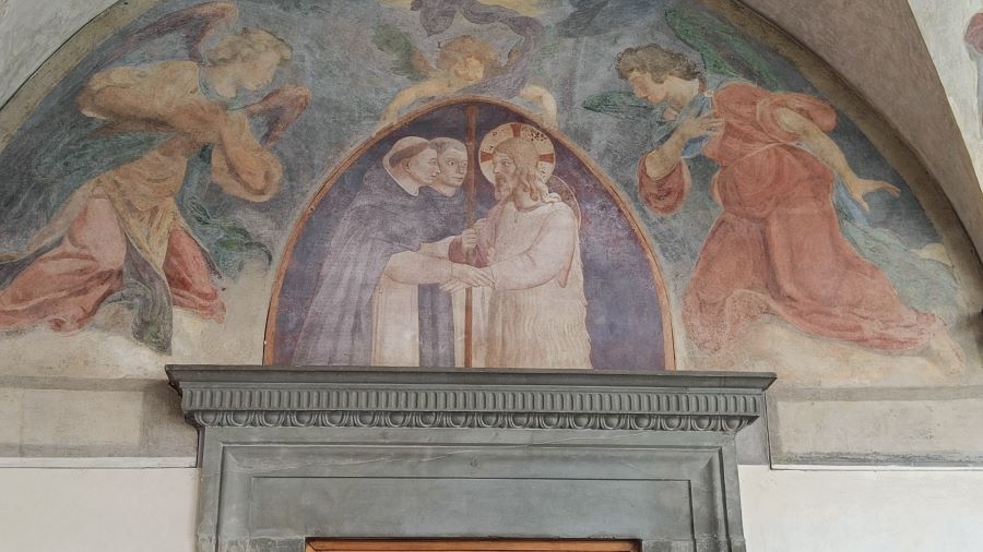 Lunetta sopra la porta del pellegrinaio con l'affresco del Beato Angelico che rappresenta Cristo Pellegrino accolto da due domenicani