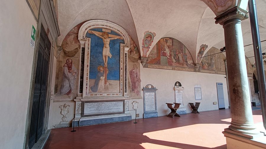 l'affresco del Beato Angelico con San Domenico ai piedi della Croce nel chiostro di Sant'Antonino apre tutte le nostre visite al Museo di San Marco