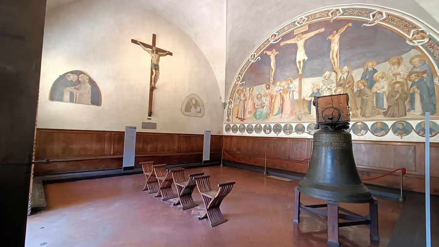 Nella foto si vede la sala capitolare del convento di San Marco con il grande affresco del Beato Angelico raffigurante la Crocefissione. Questo luogo è il cuore della nostra visita al museo