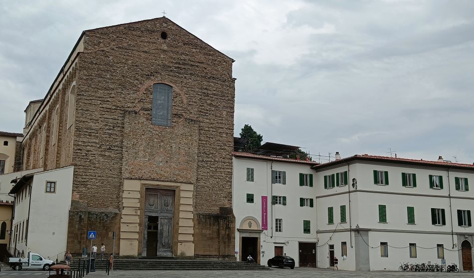 Nella foto si vede la facciata rustica della Chiesa di Santa Maria del CArmine con accanto l'ingresso al chiostro che porta alla biglietteria della Cappella Brancacci 