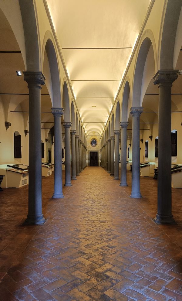 nella foto La biblioteca del Convento di San Marco. Durante la nostra visita vi sveliamo come mai è stata uno dei luoghi dove è nato il Rinascimento