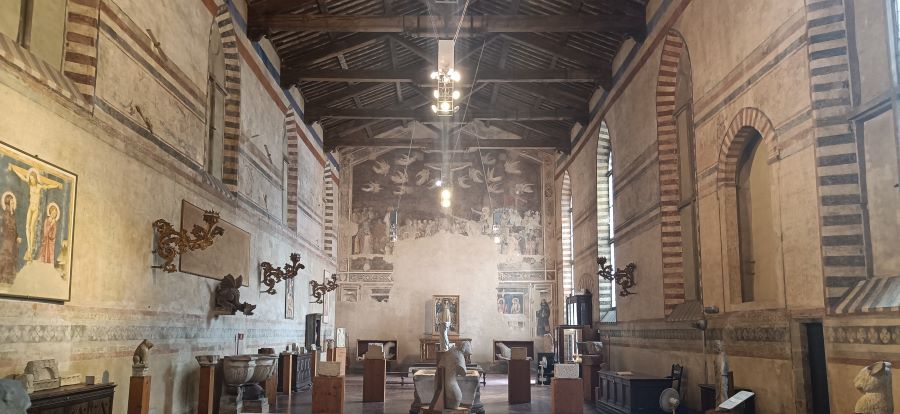 nella foto si vede l'interno della fondazione salvatore romano, ospitata nel refettorio del convento agostiniano di Santo Spirito a Firenze