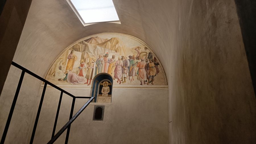 la cella riservata a Cosimo il Vecchio conserva l'affresco più grande di tutte le celle del Convento di San Marco