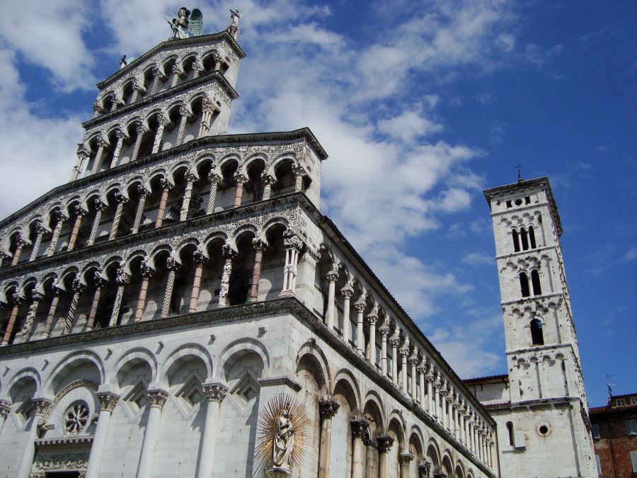 Esterna della chiesa romanica di San Michele in foro nell'omonima piazza a Lucca