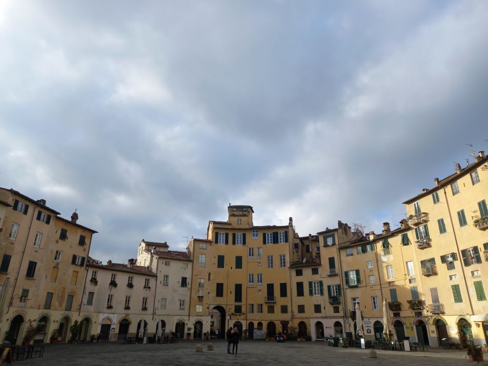 La forma della piazza dell'anfiteatro a Lucca ci rivela la sua origine romana. Questo è uno dei luoghi più iconici della città, tapa obbligata di ogni visita 