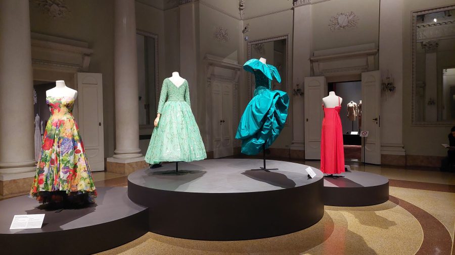 Sala espositiva con vari modelli al Museo della Moda e del Costume a Palazzo Pitti